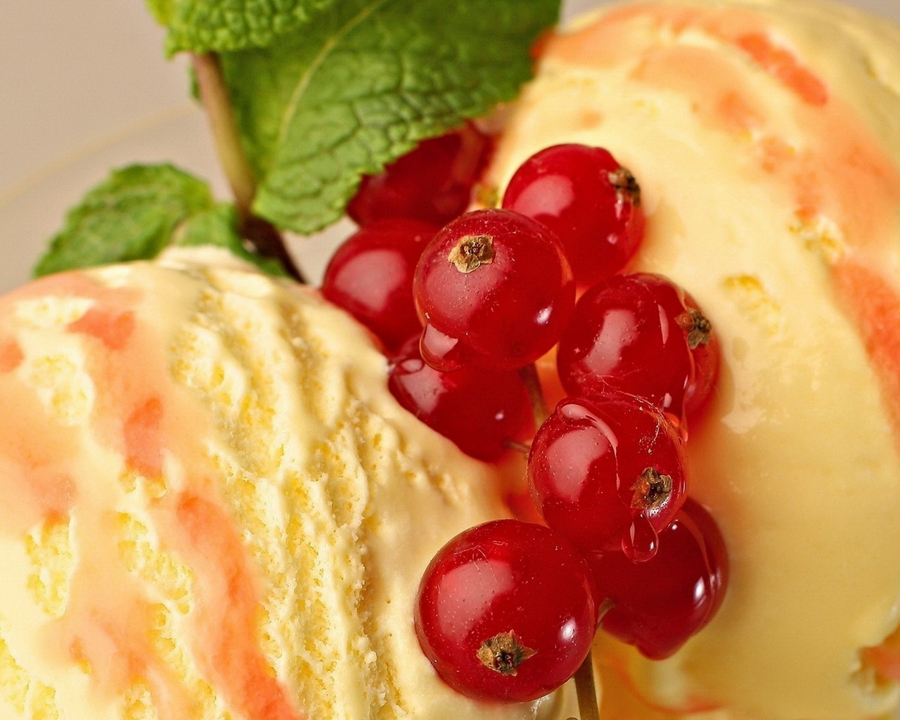 Мороженое со смородиной