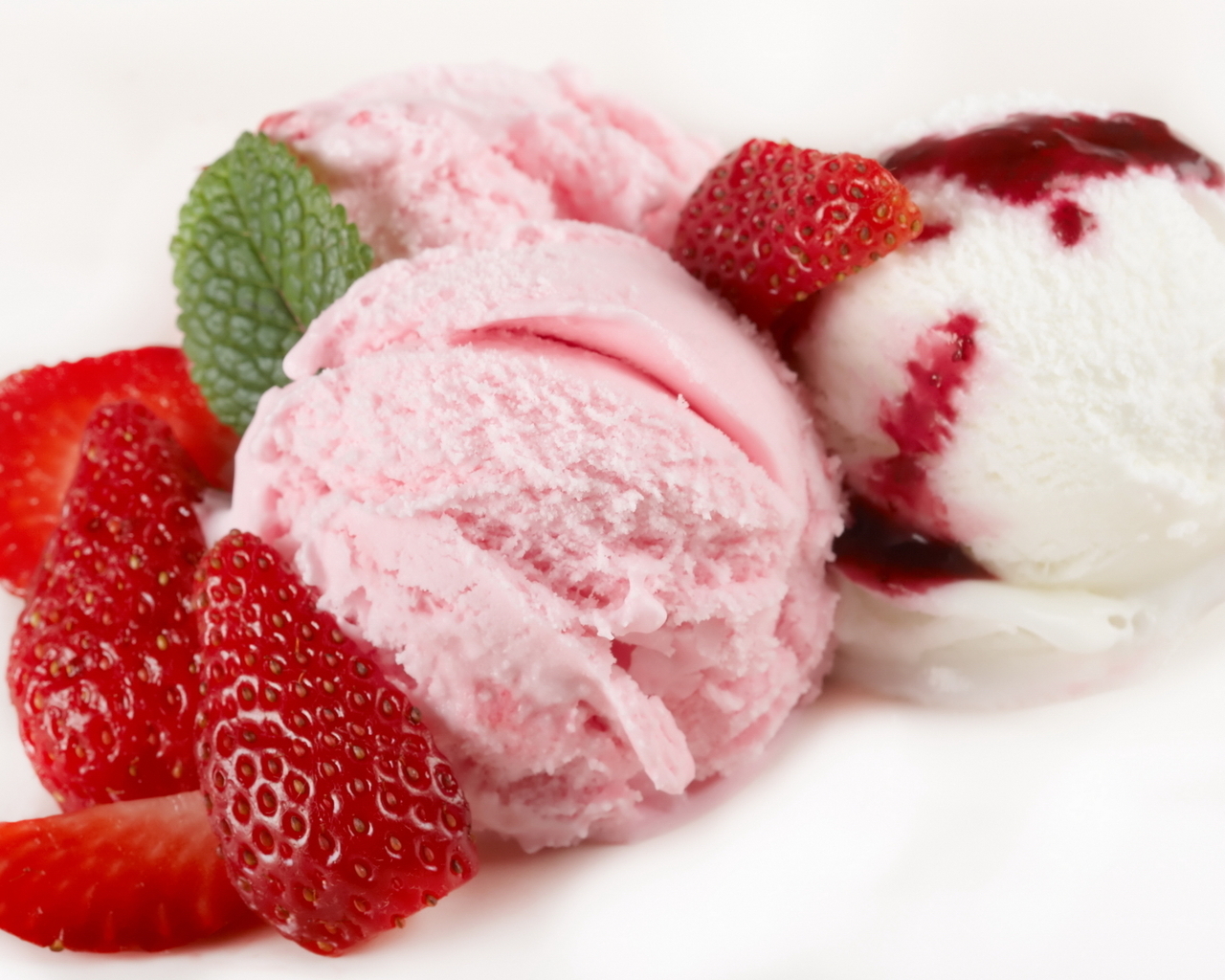Мороженое с клубникой