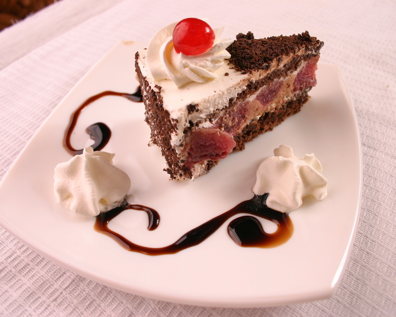 Кусок торта с вишенкой