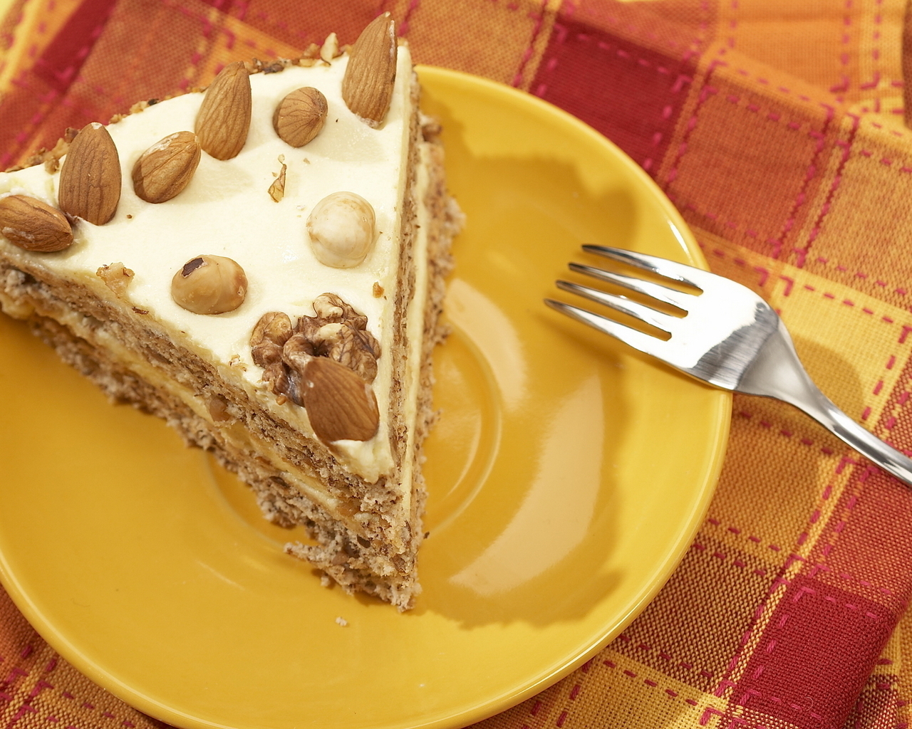 Кусочек тортика с орехами