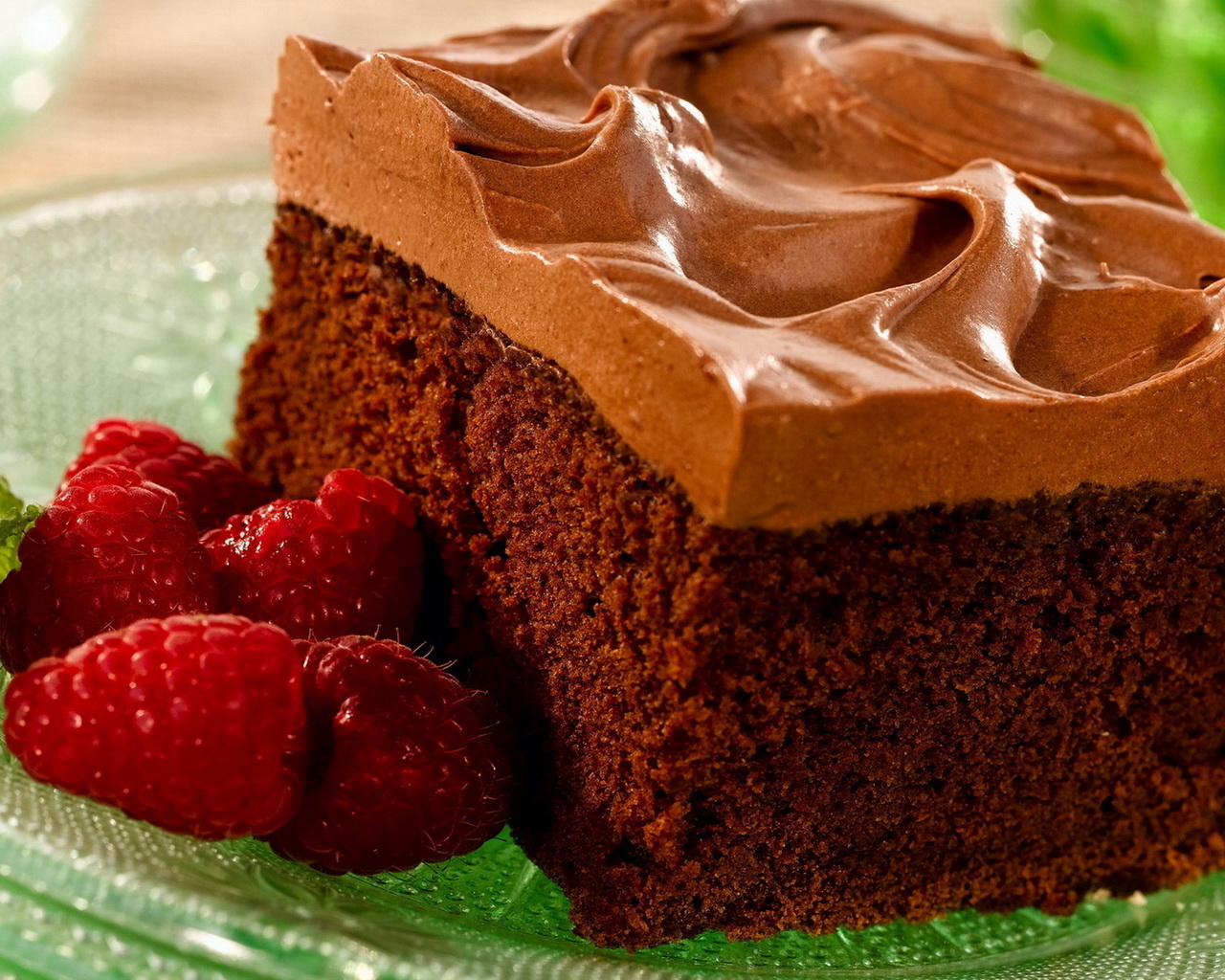 Бисквитный торт с малиной