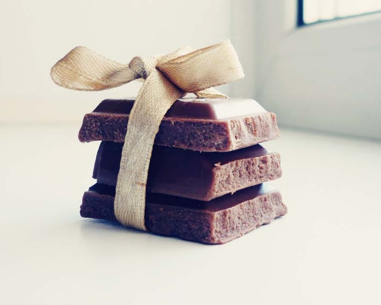 Три кусочка шоколада