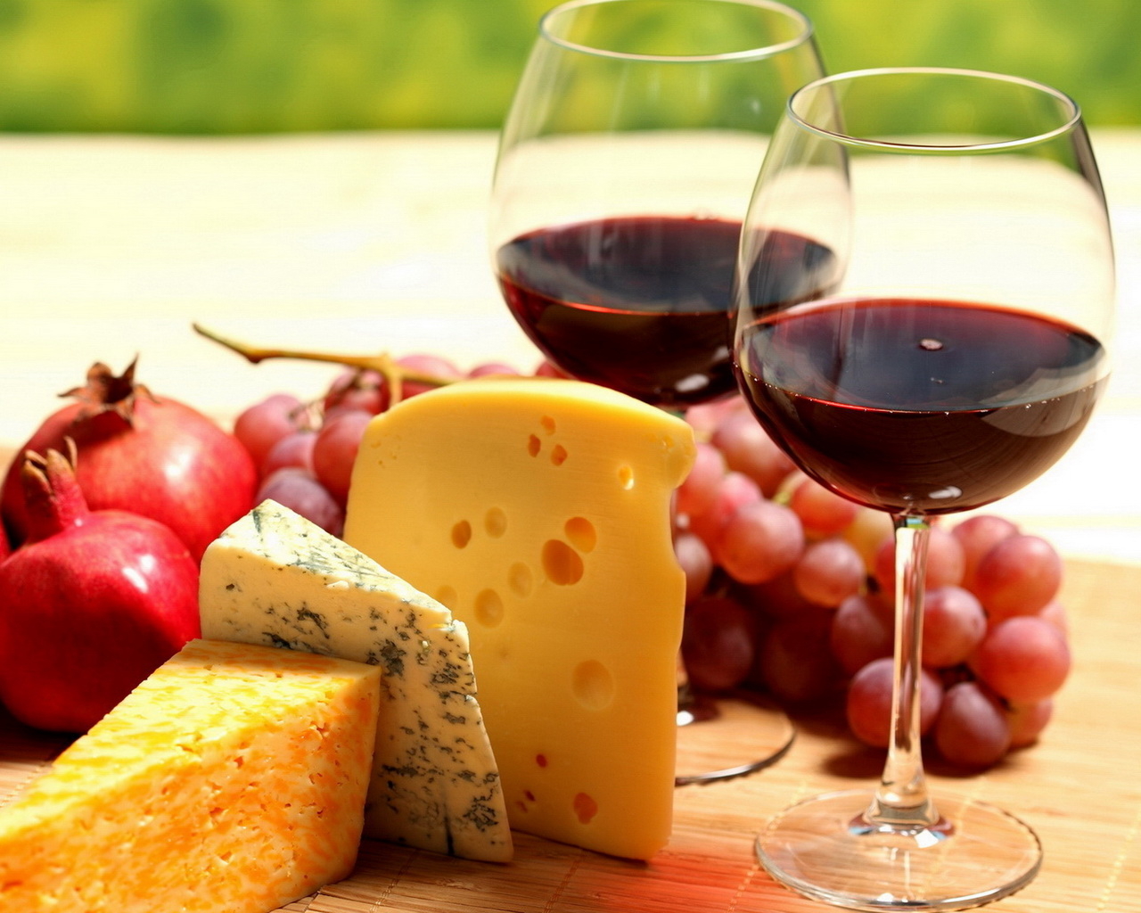 Ягоды, сыр, вино