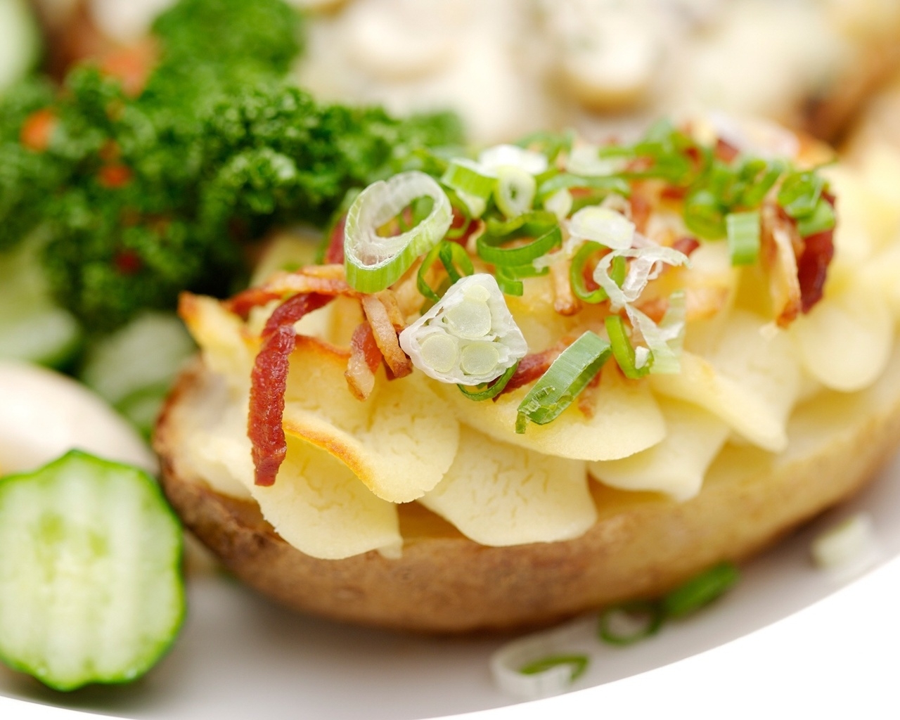 Чипсы с луком и беконом