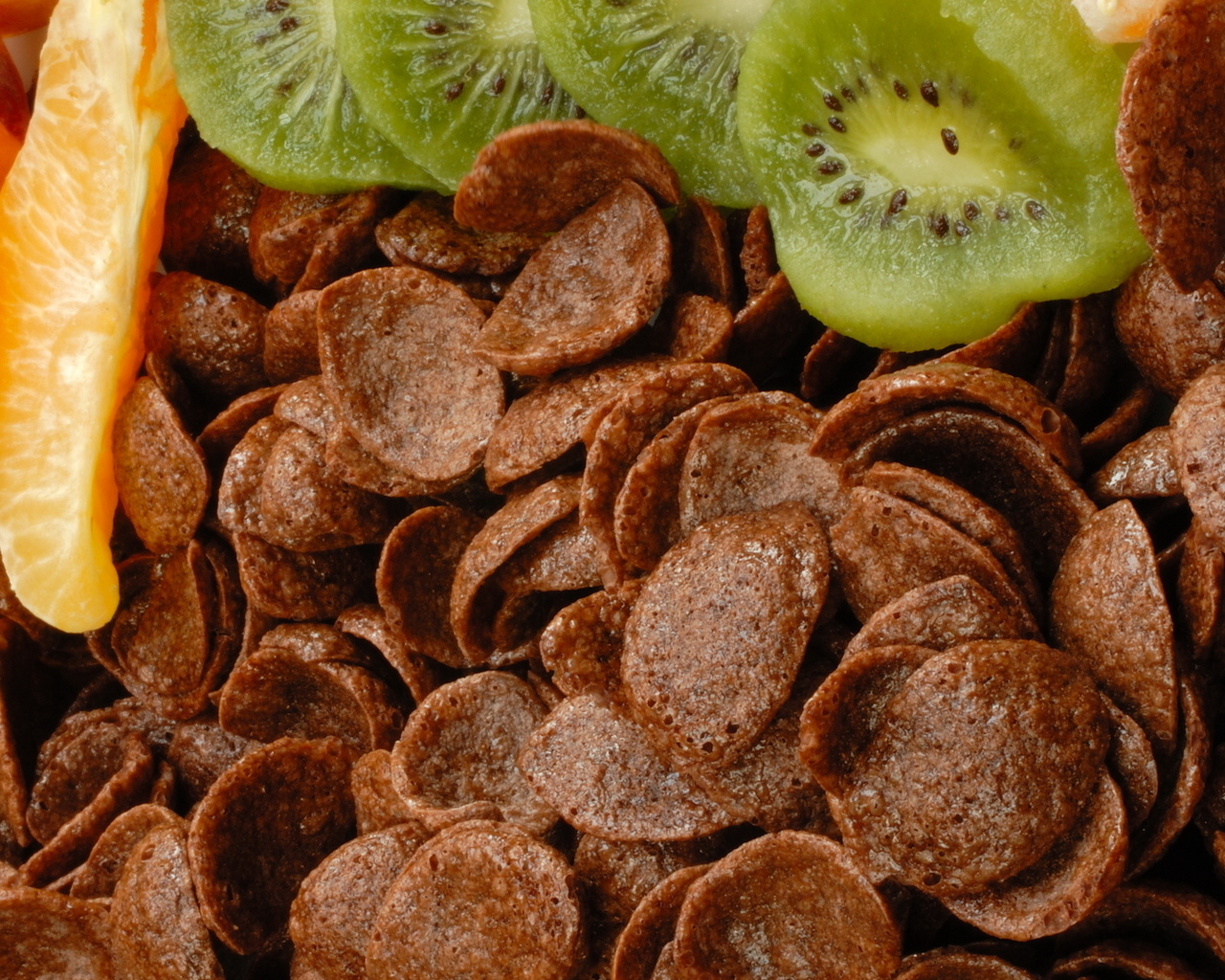 Шоколадные хлопья и фрукты