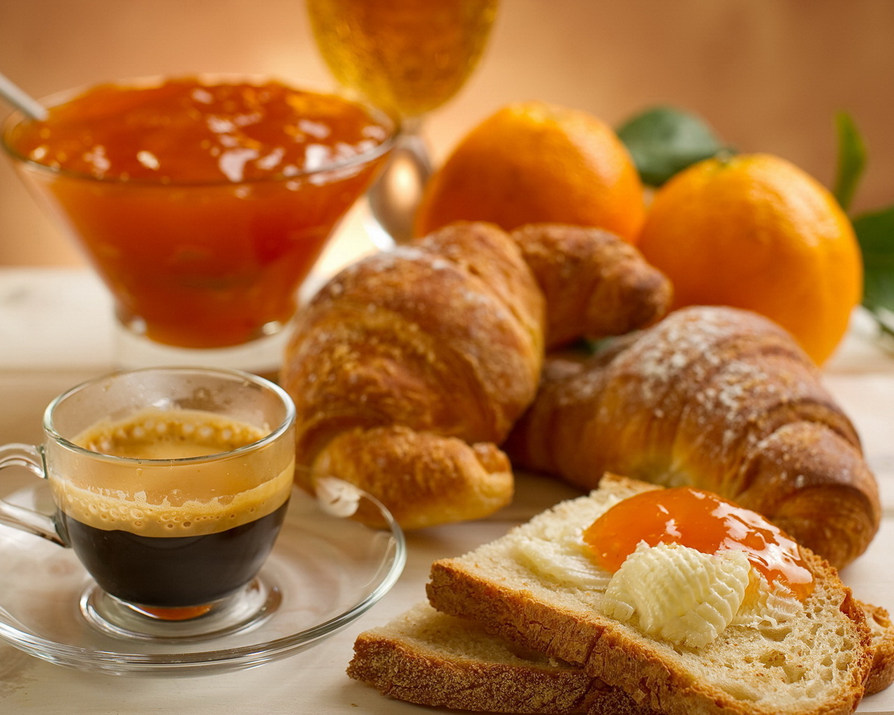 Кофе, джем и круассаны