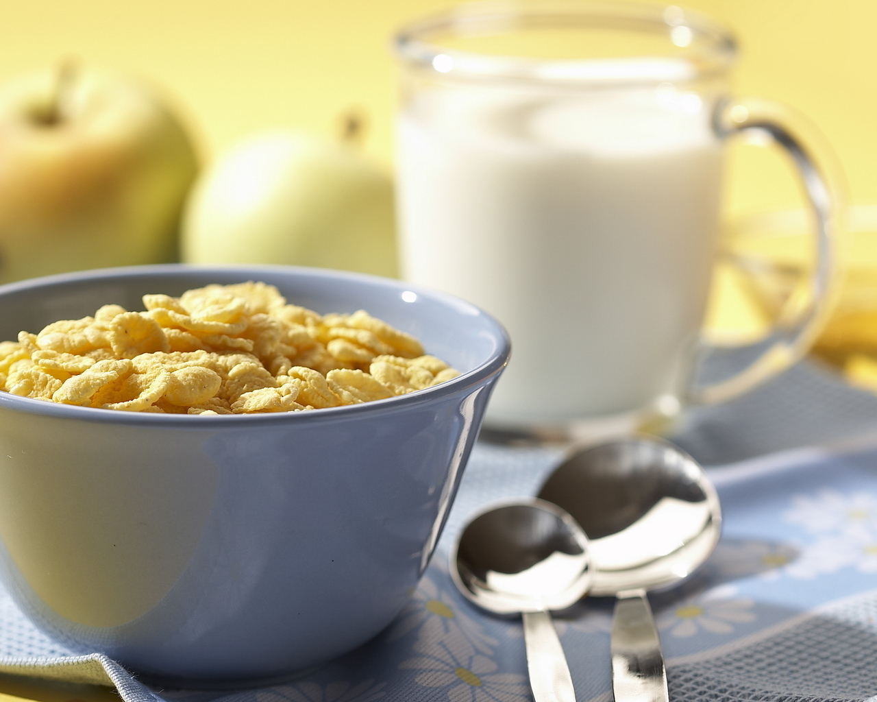 Хлопья и молоко