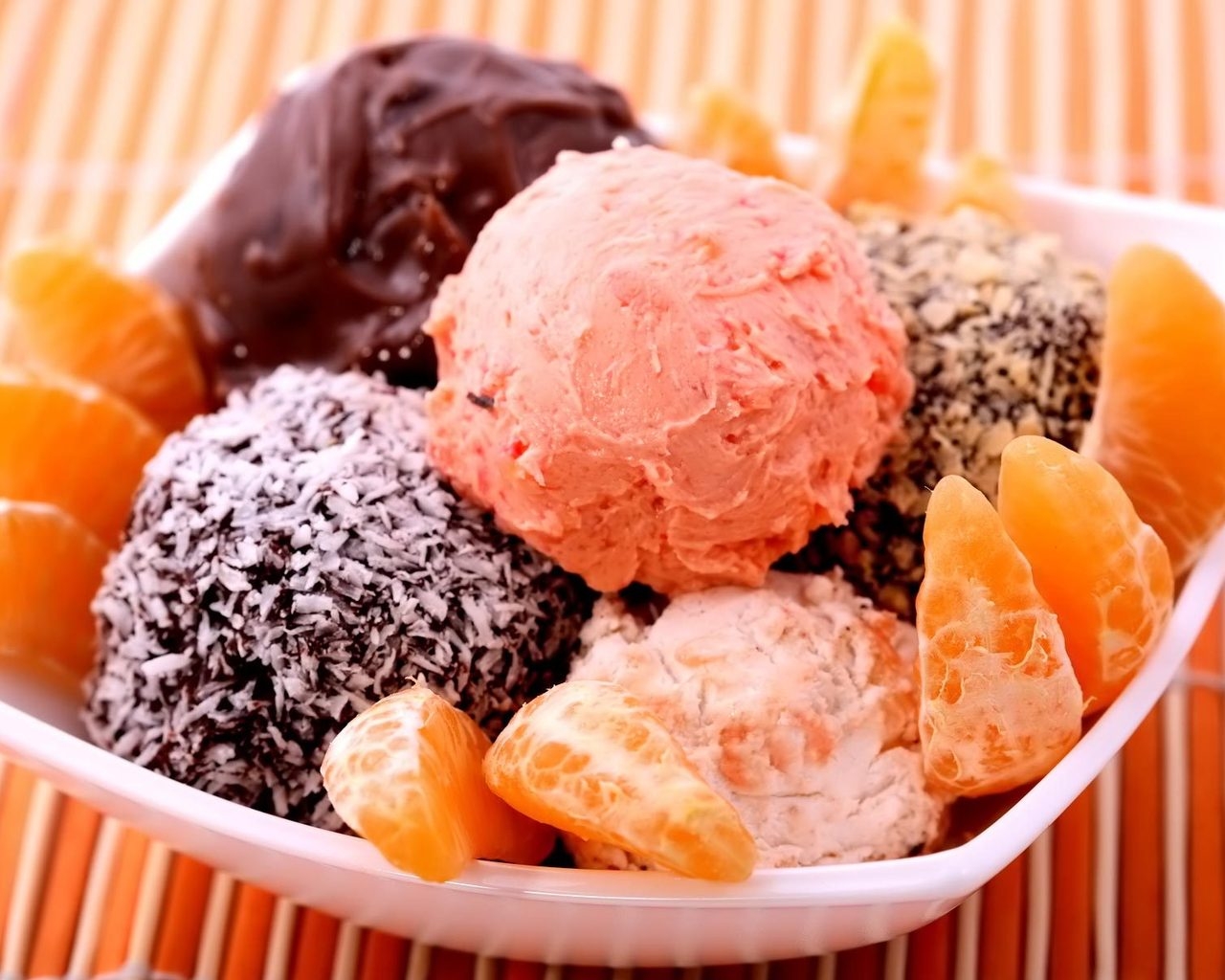 Мороженое и фрукты