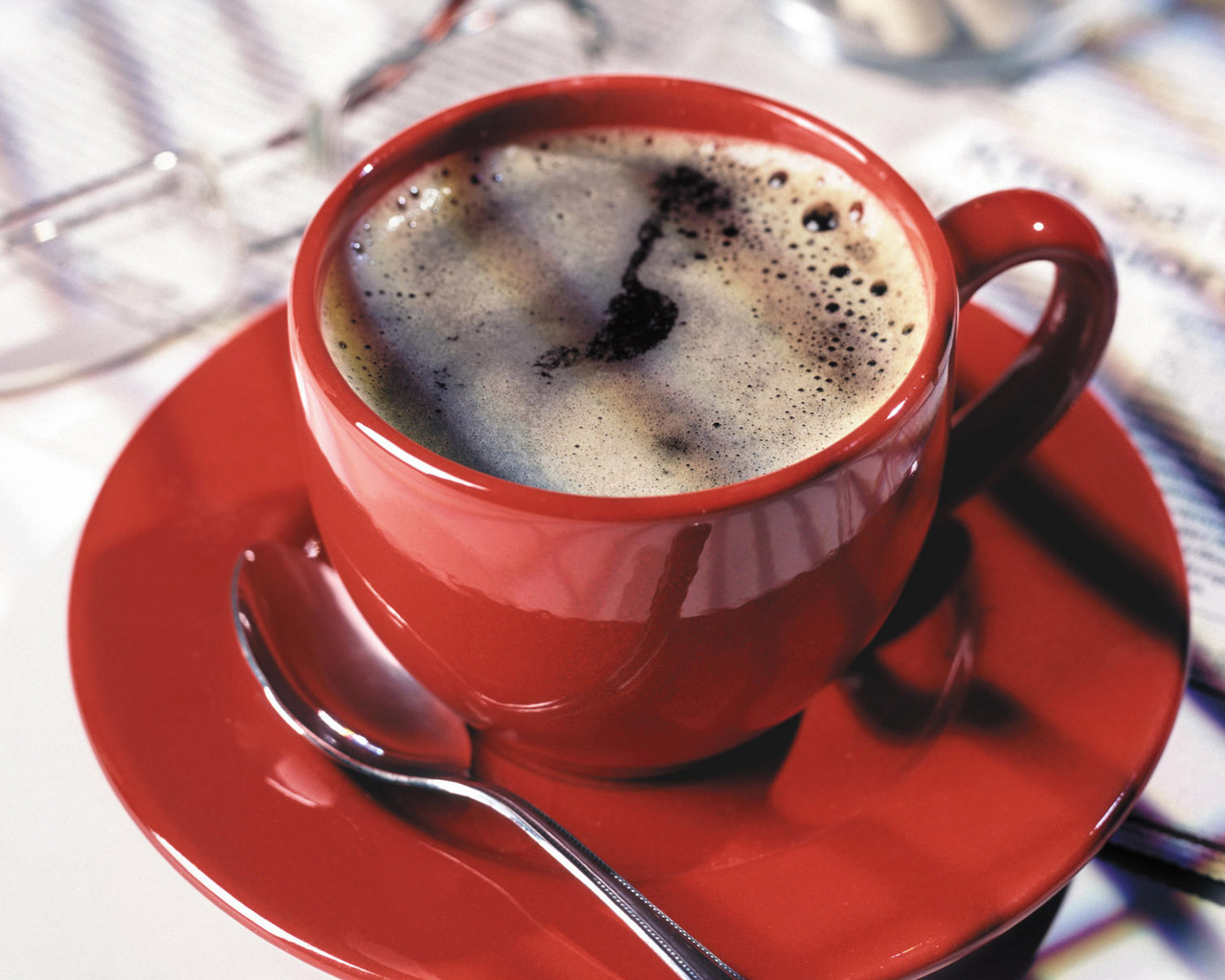 Кофе в красной чашке