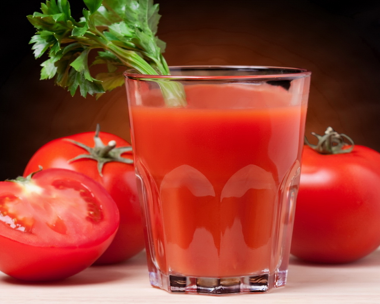 Стакан томатного сока