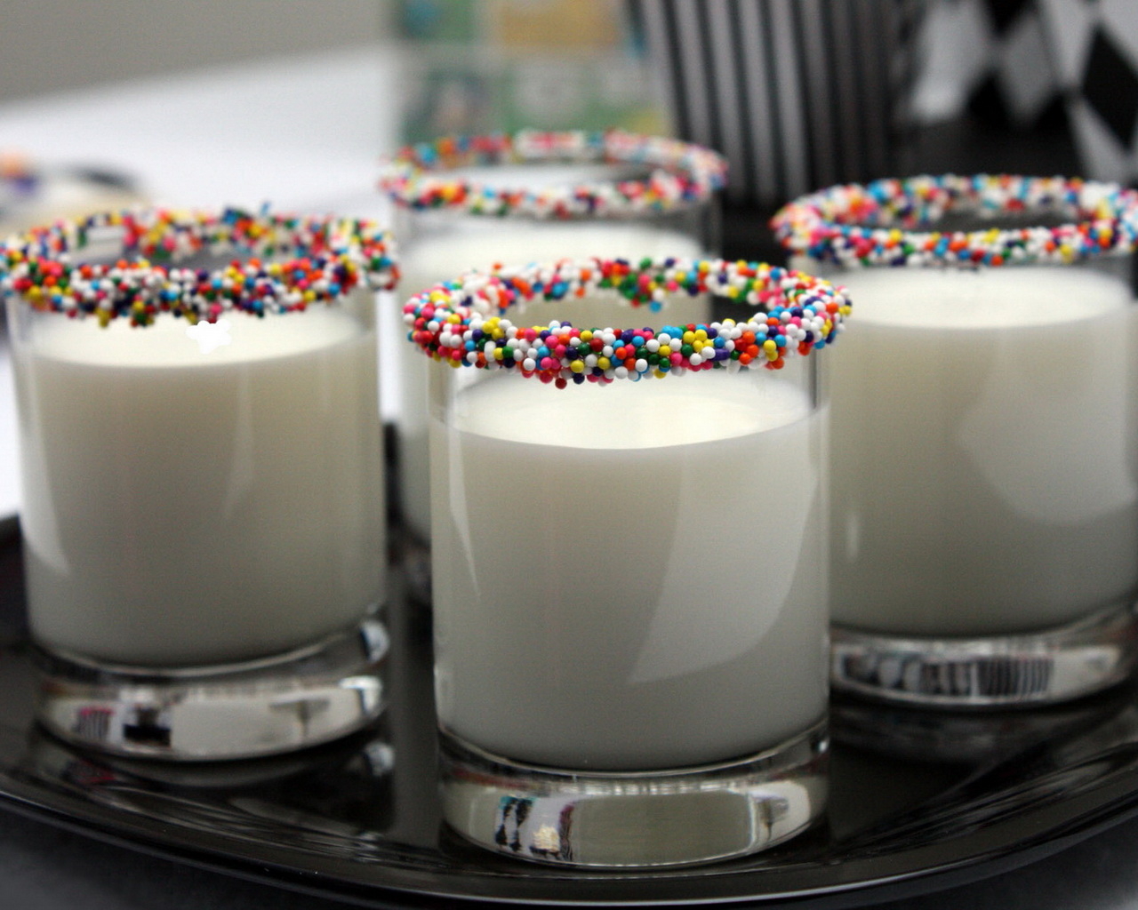 Молоко в стаканах