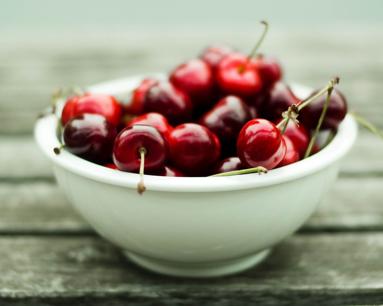 Тарелка с черешней