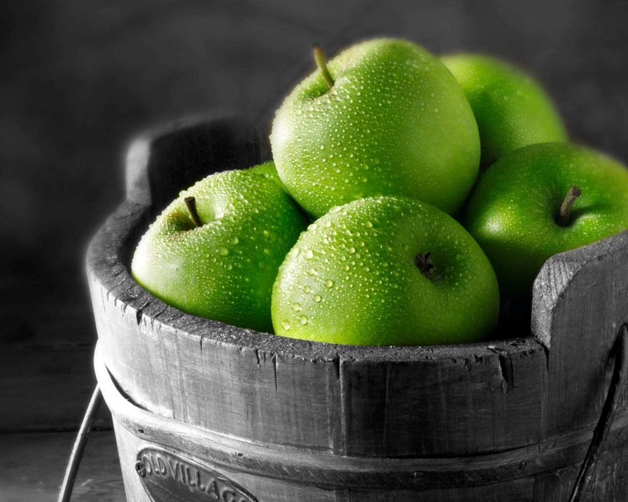 Ведерко с яблоком