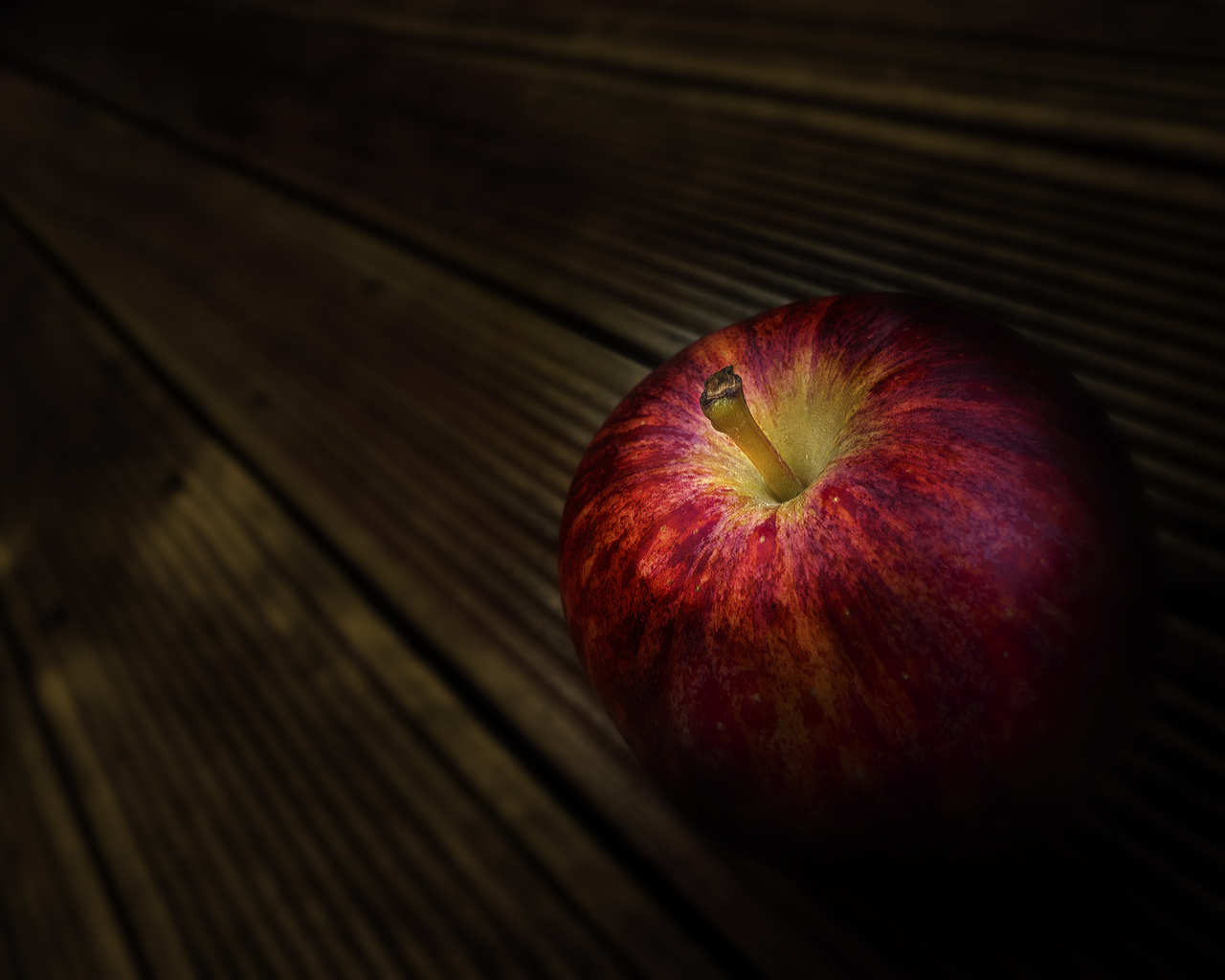 Спелое яблоко