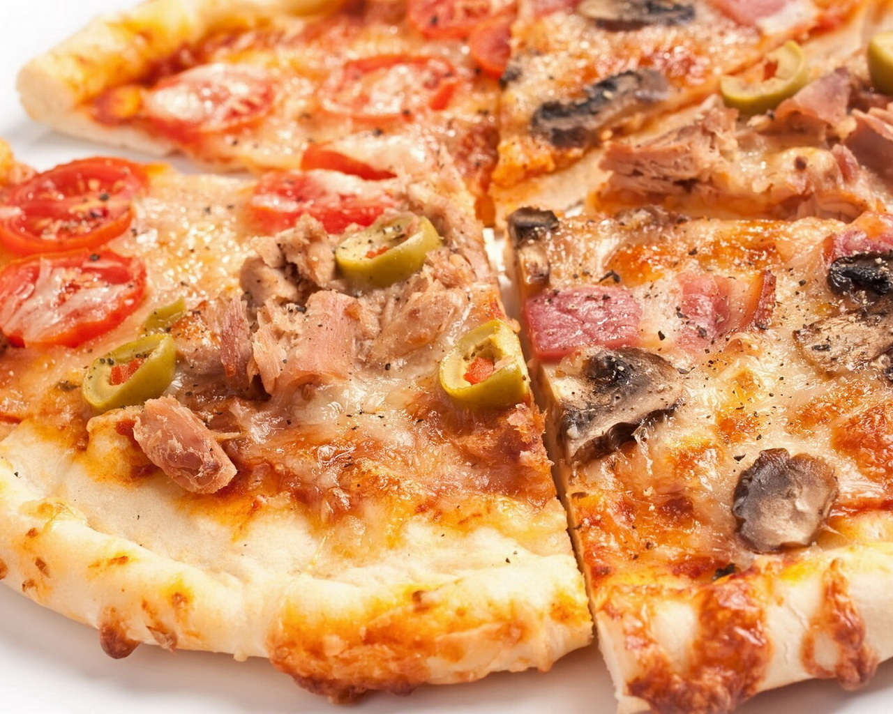 Нарезанная пицца