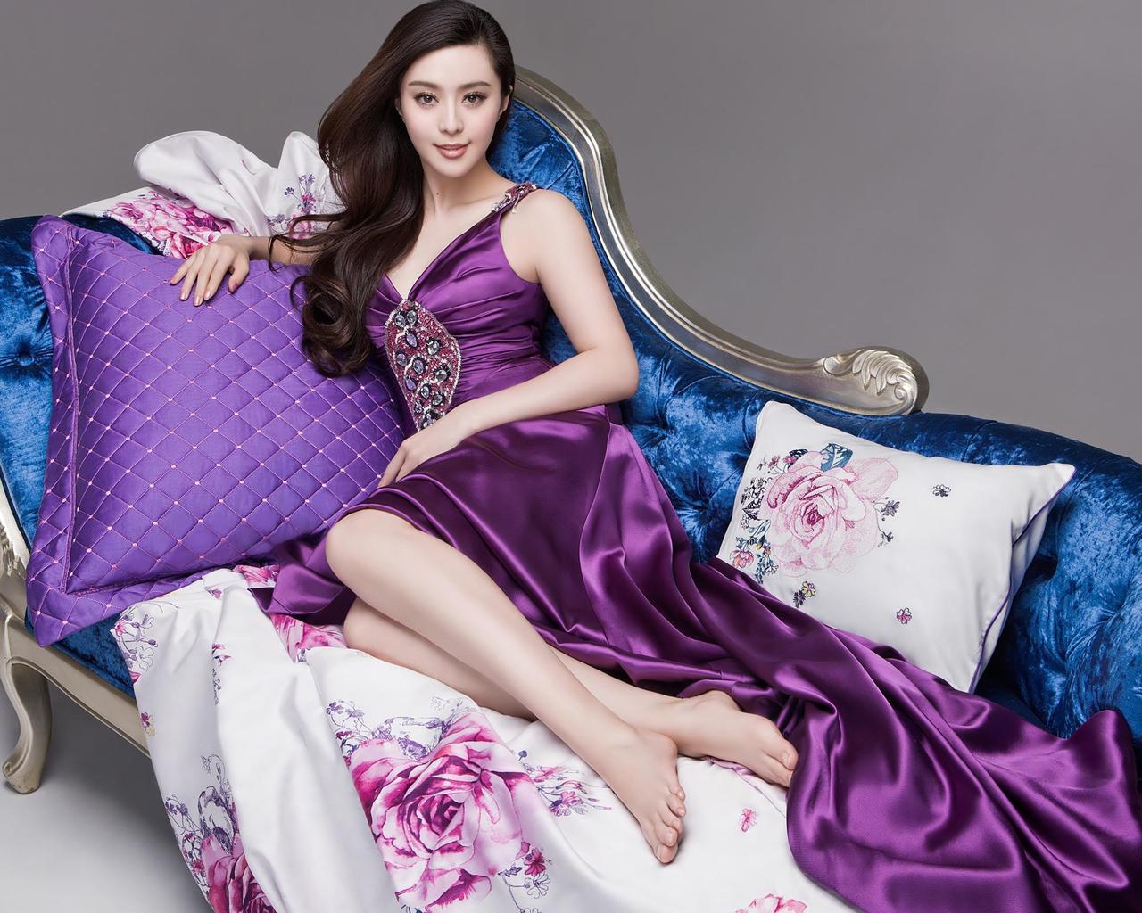 Брюнетка в фиолетовом платье