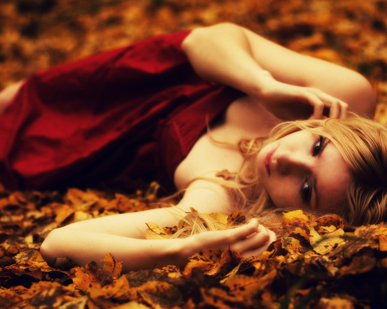Блондинка на листве