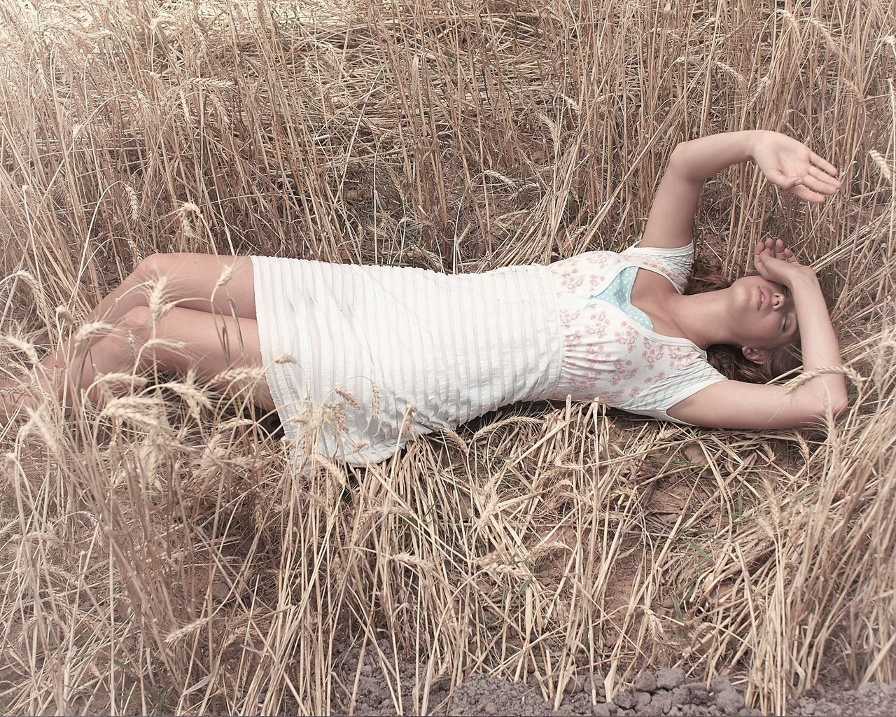 Девушка в поле