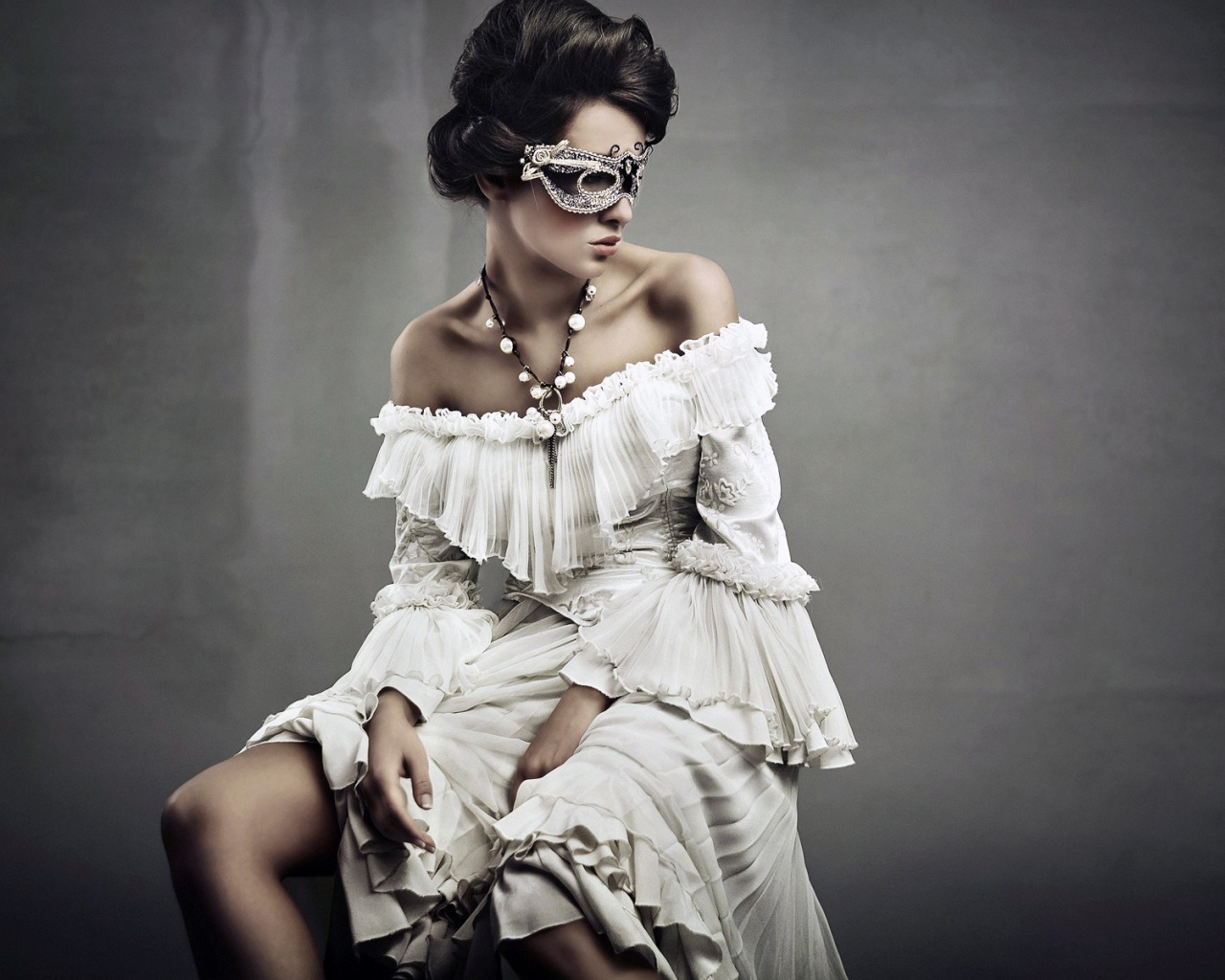 Девушка в маске