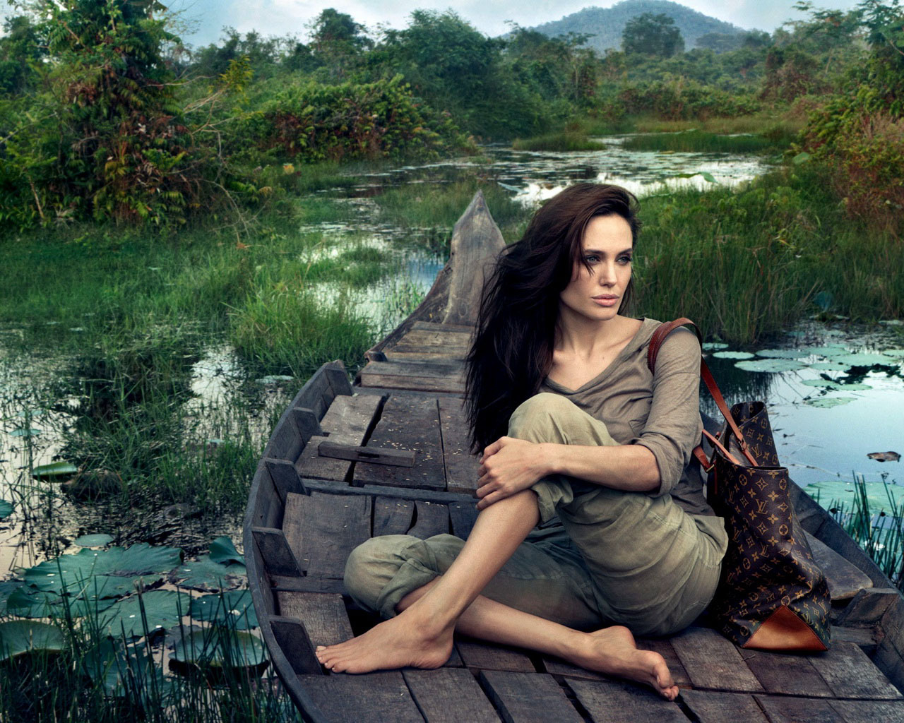 Анджелина Джоли в лодке (Angelina Jolie)