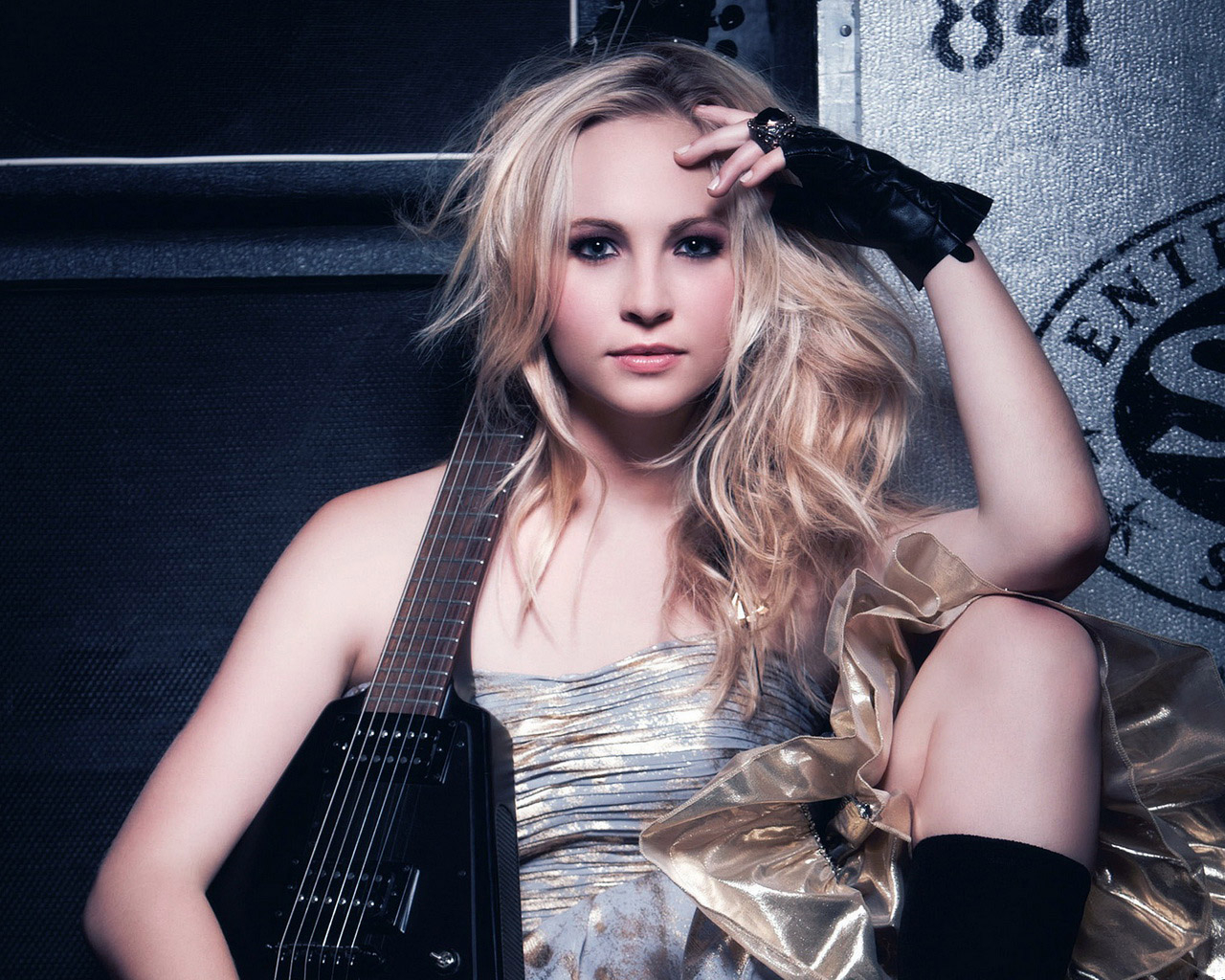 Candice Accola с электрогитарой