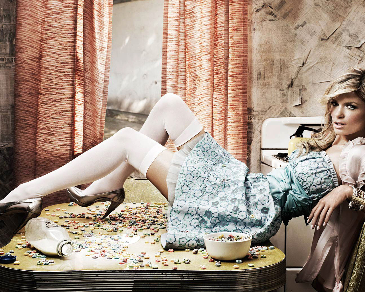 Мариса Миллер на столе (Marisa Miller)