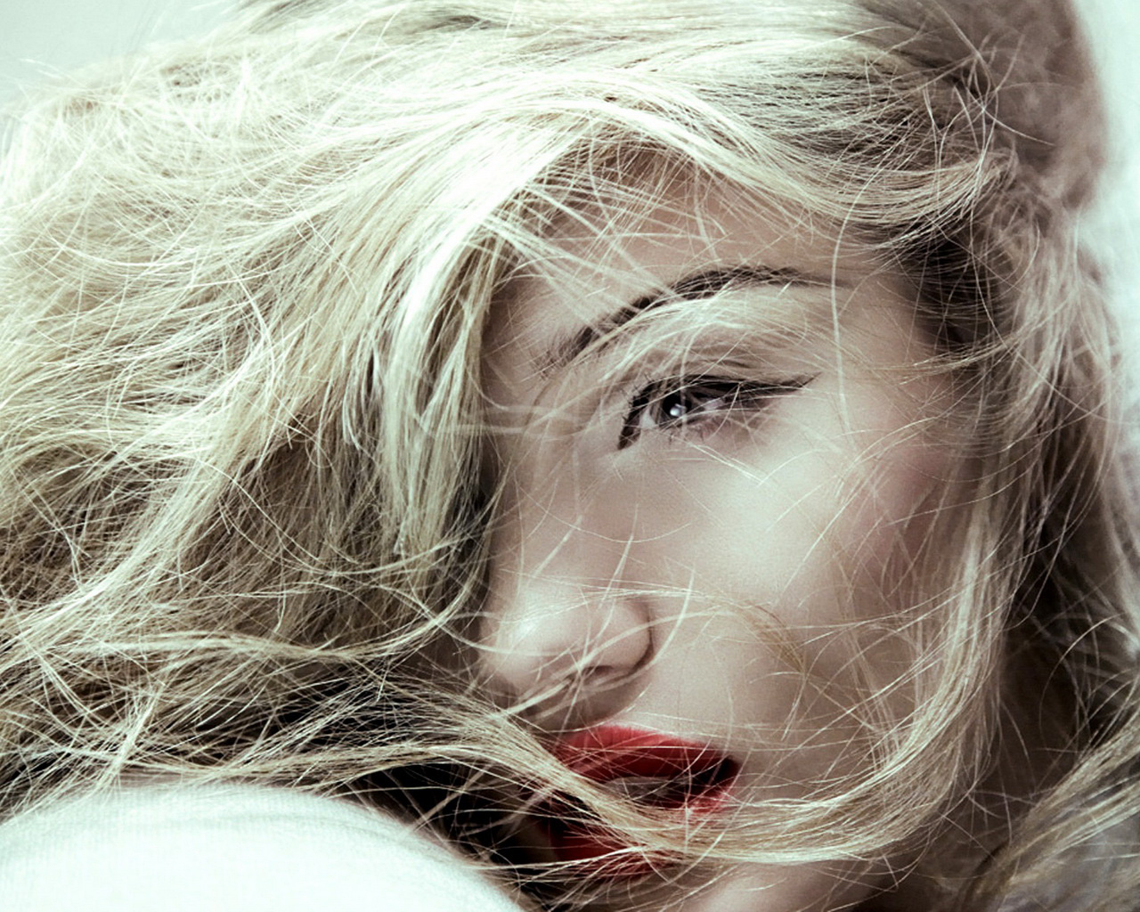 белокурая Rosie Huntington Whiteley