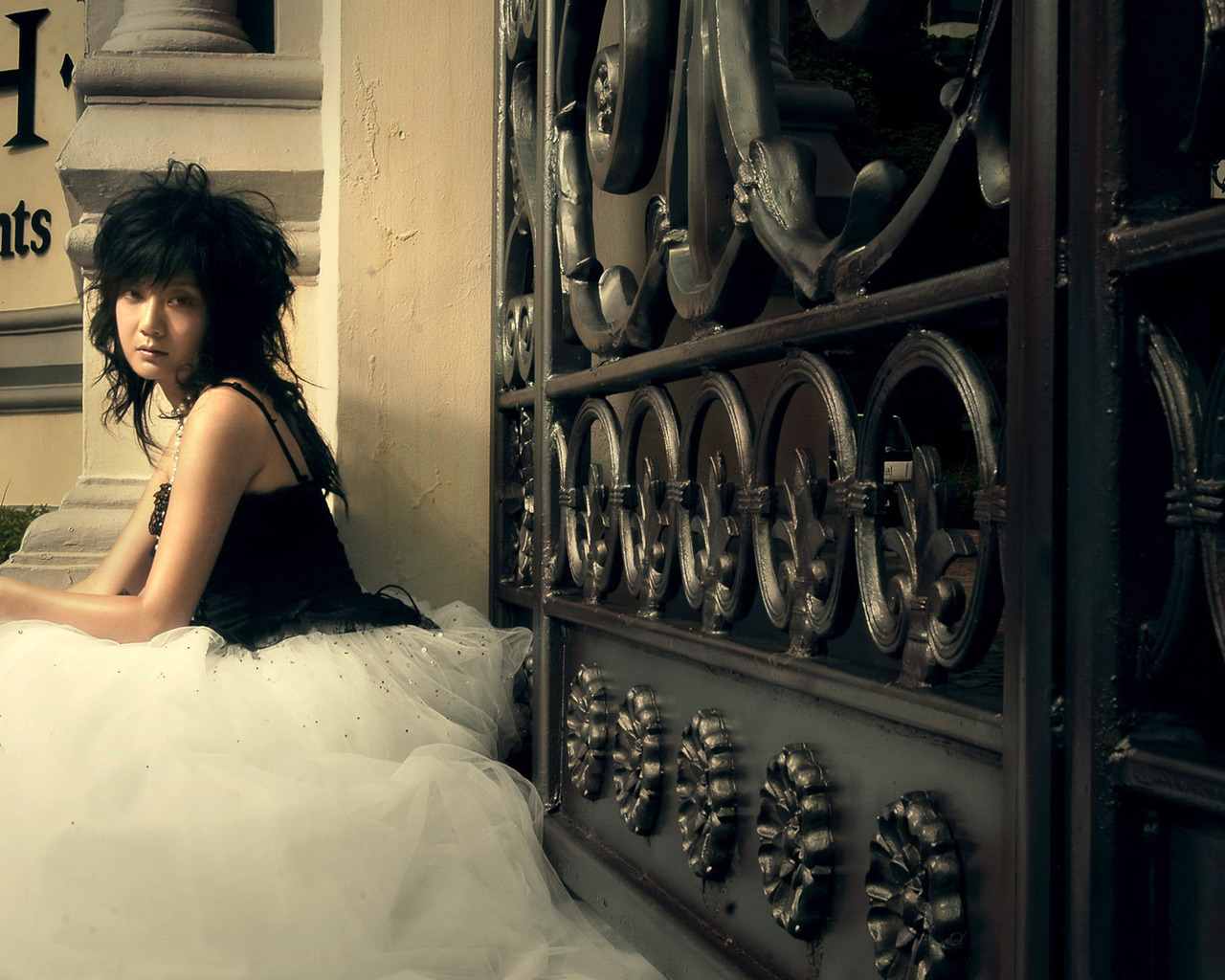 Девушка у ворот