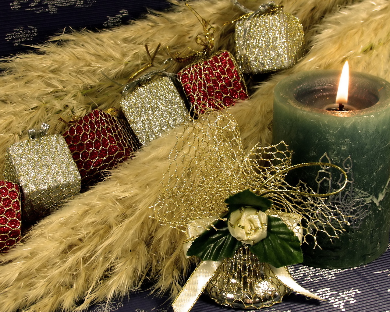 Свеча и украшения