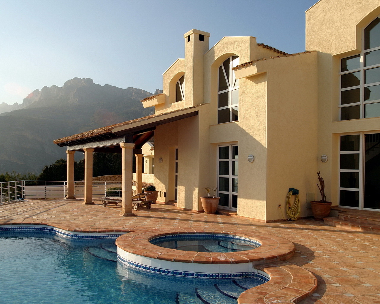 Бассейн около дома