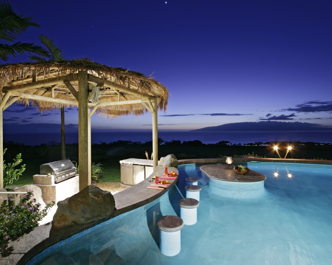 Бассейн с видом на океан