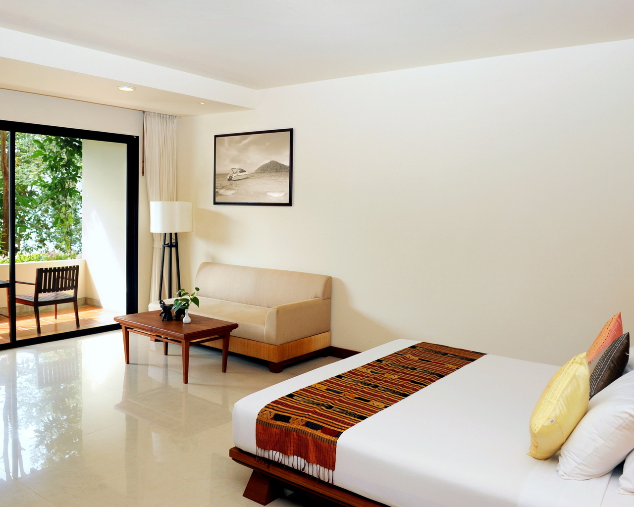 Светлая спальная комната