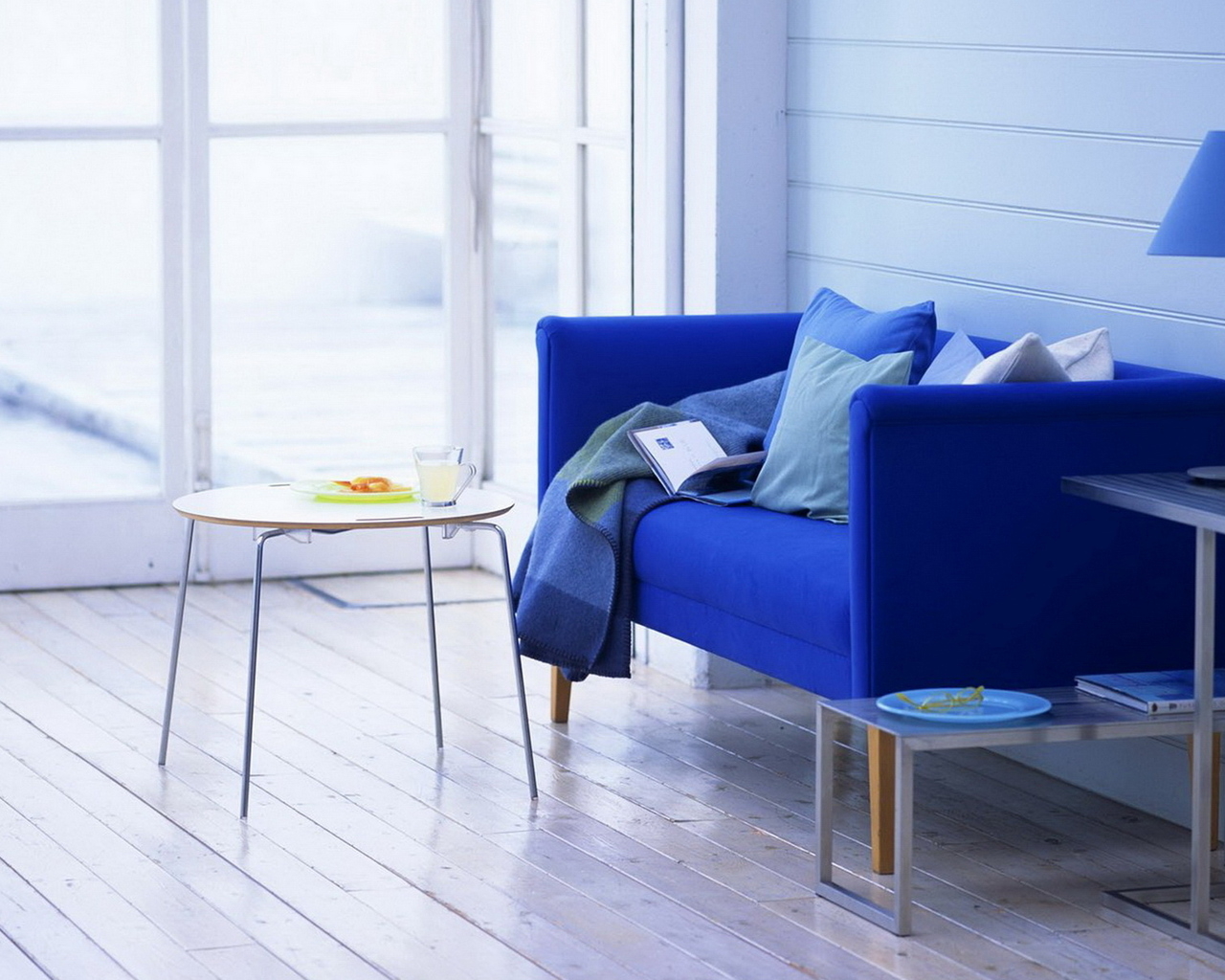 Кресло и столик