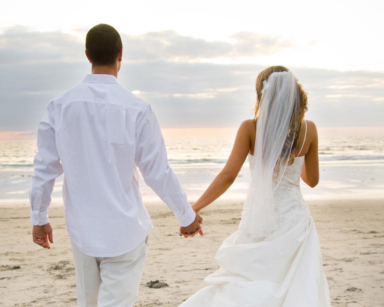 Молодожены