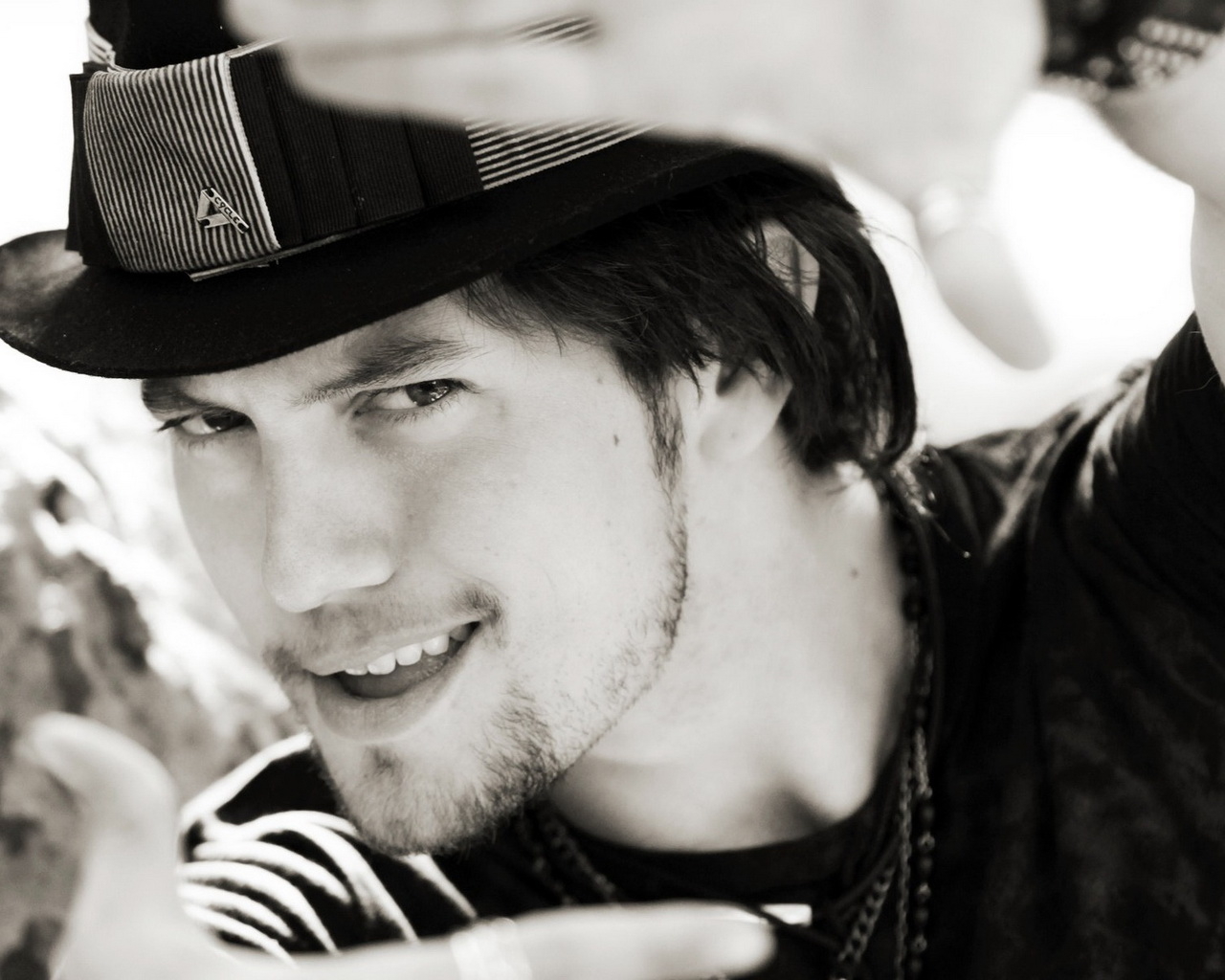 Jackson Rathbone и шляпа