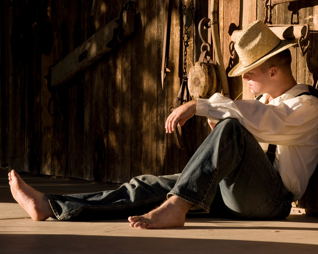 Мужчина у ангара