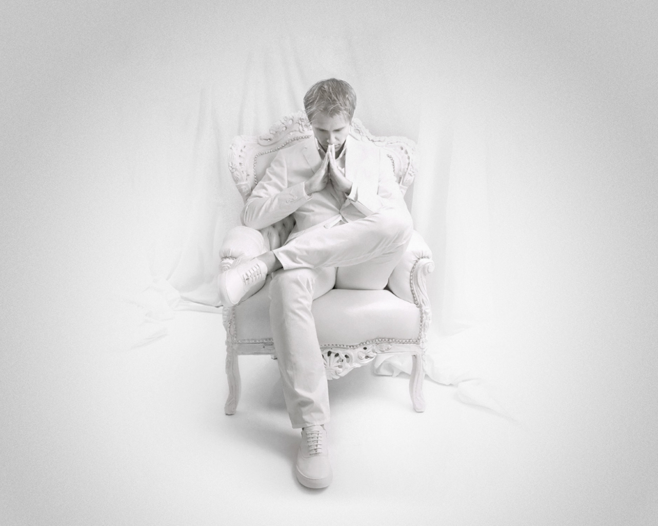 Мужчина в белом