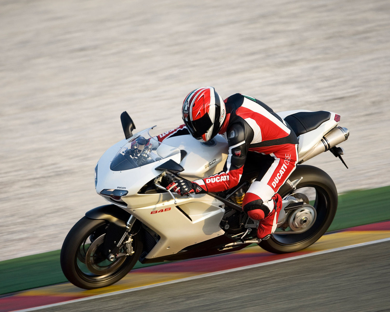 белый Ducatti 848
