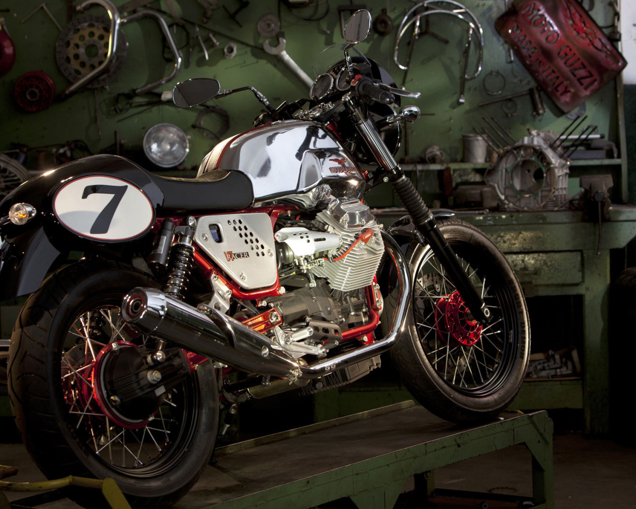 Moto Guzzi v7racer в гараже