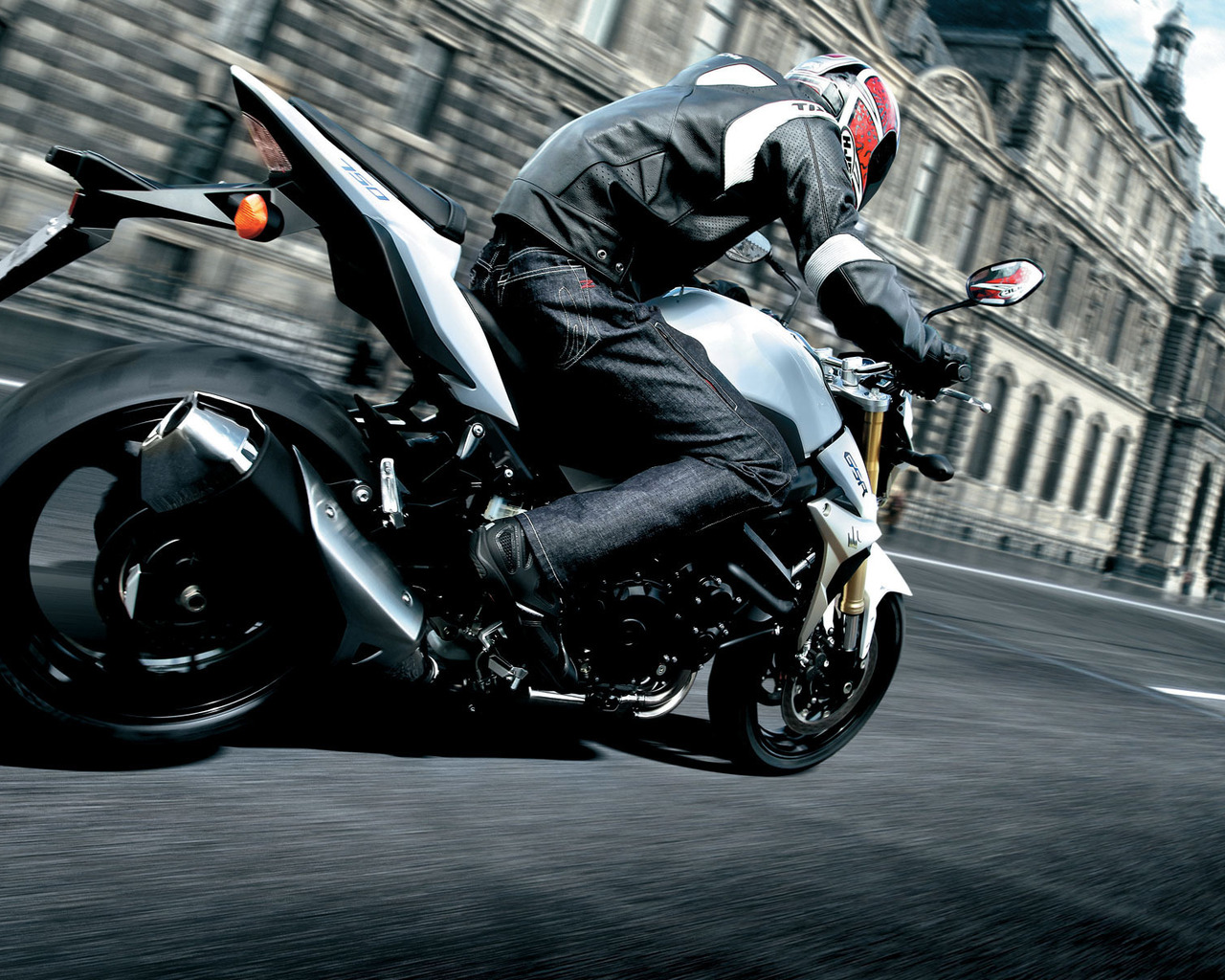 мотоцикл Suzuki GSR 750