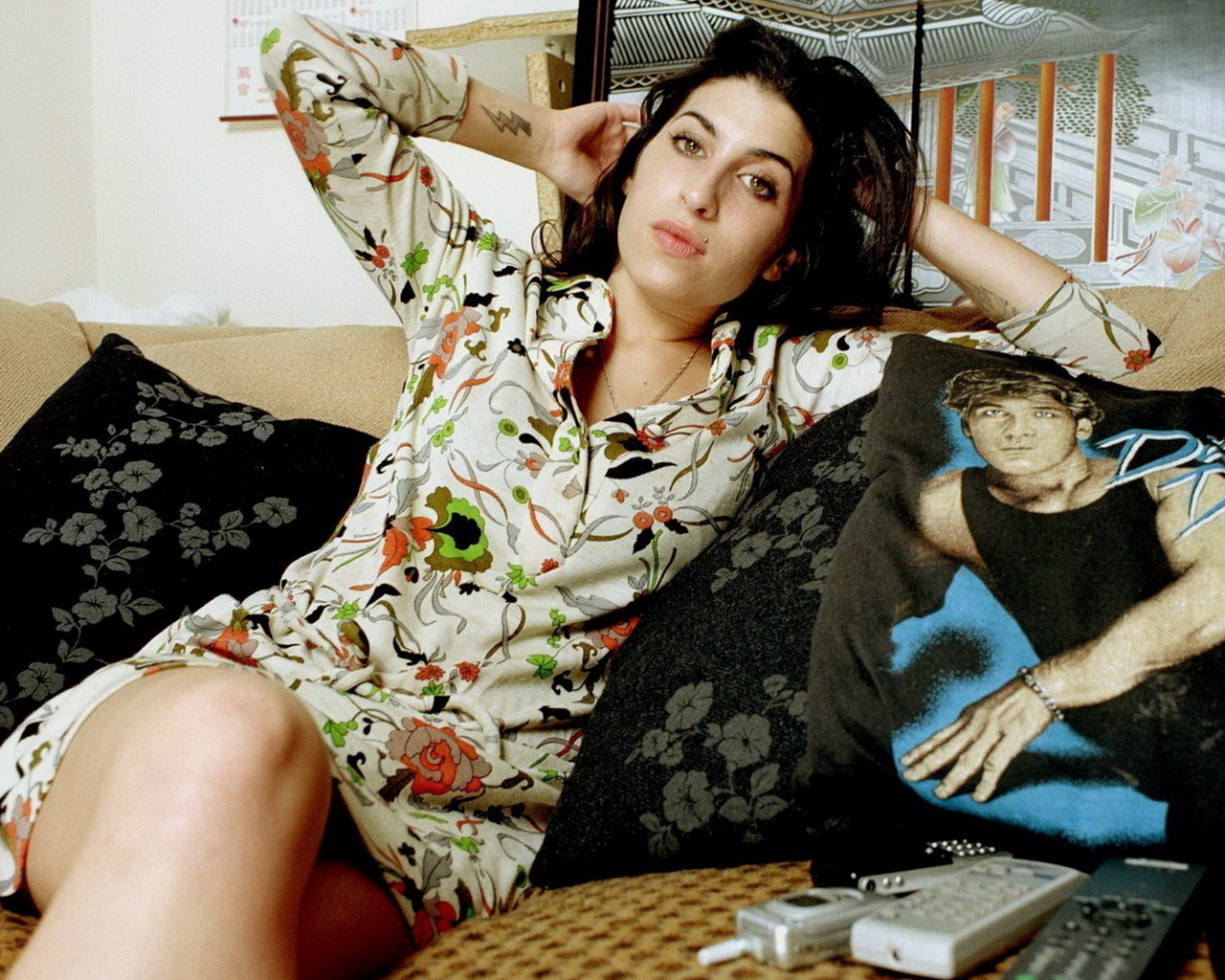 Эми Уайнхаус на диване