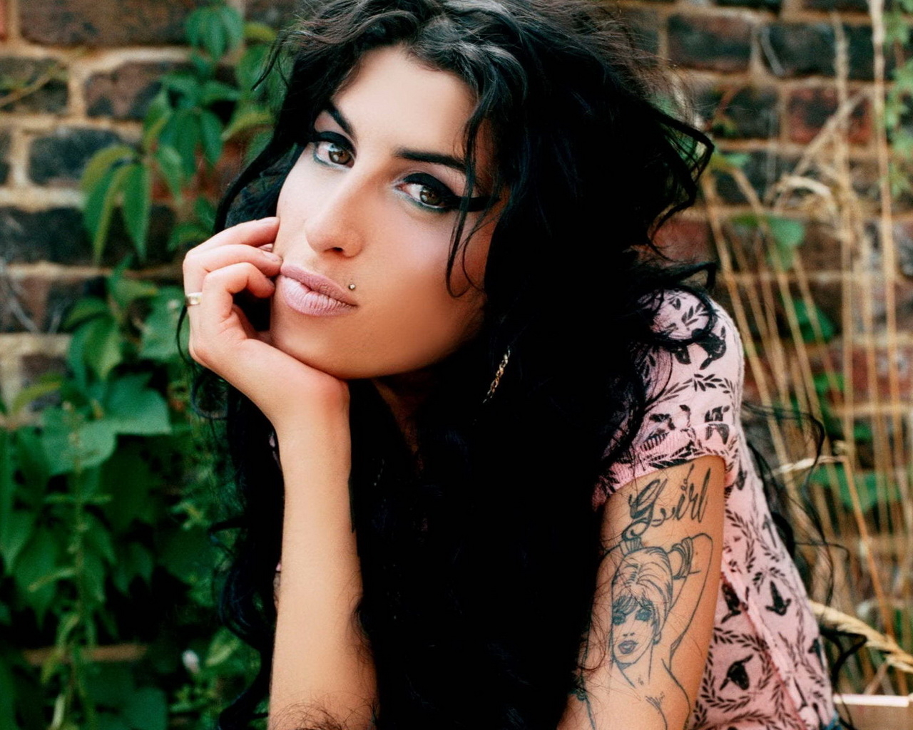 загадочный взгляд Эми Уайнхаус