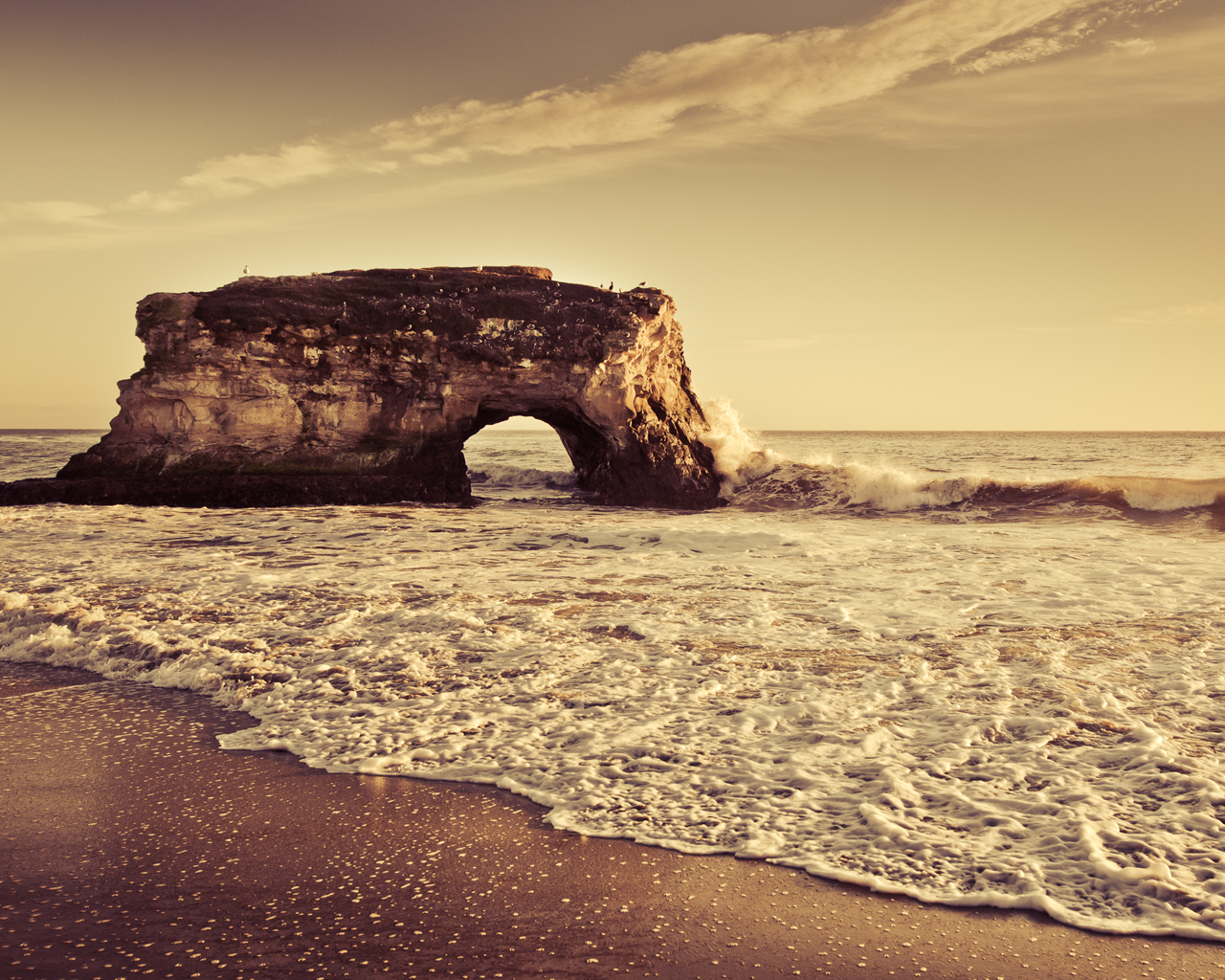 Скалы на морском берегу