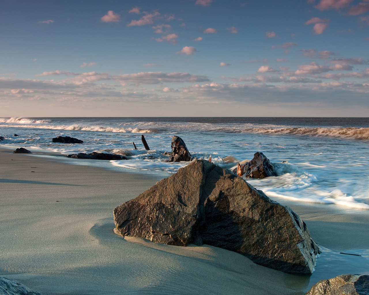 Камни на берегу