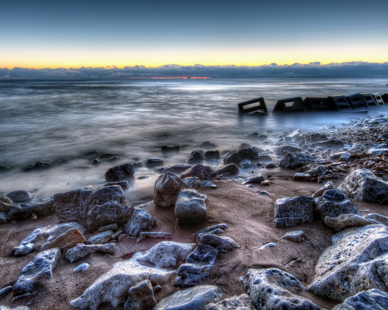 Камни на берегу