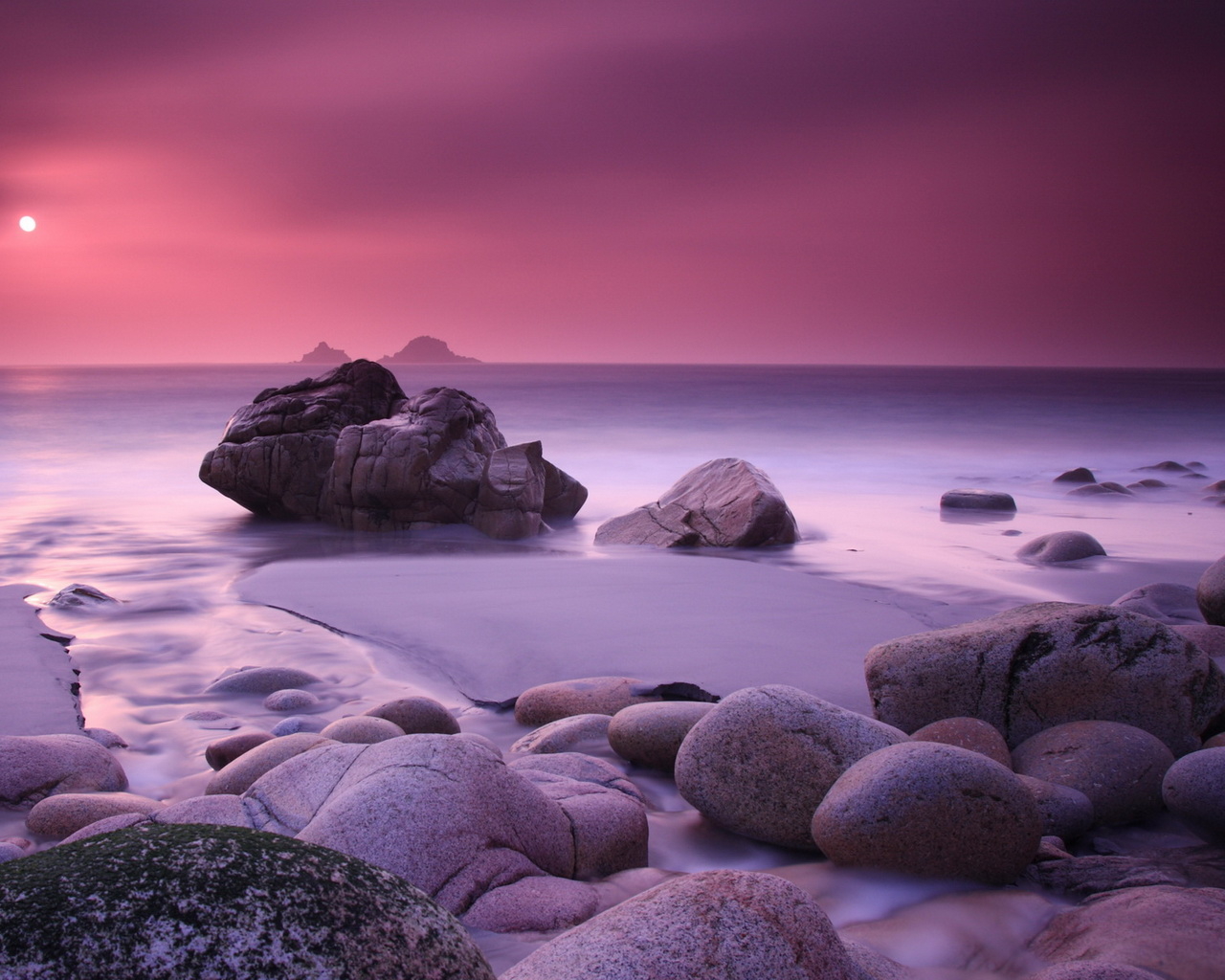 Камни на берегу