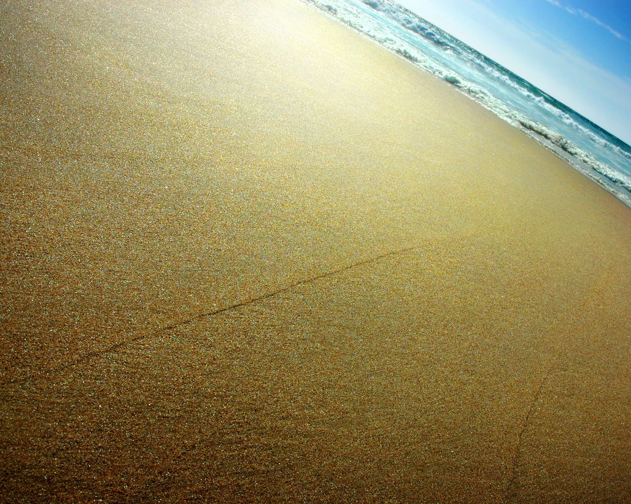 Гладкий песок у моря