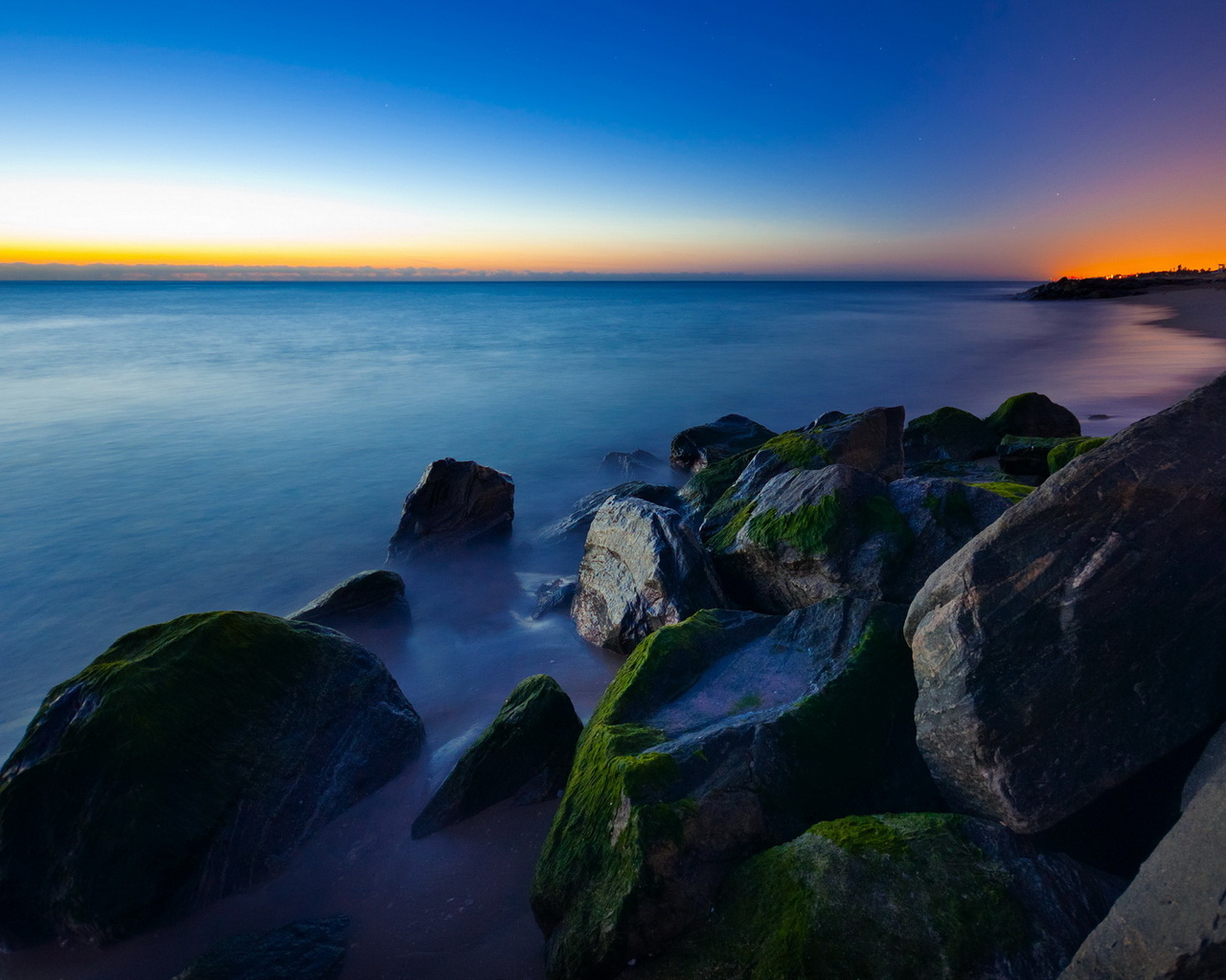 Камни на пляже