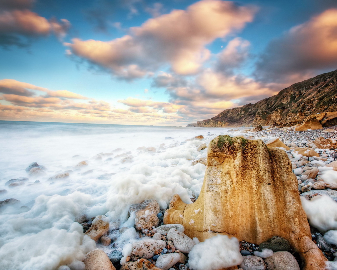 Камни на пляже