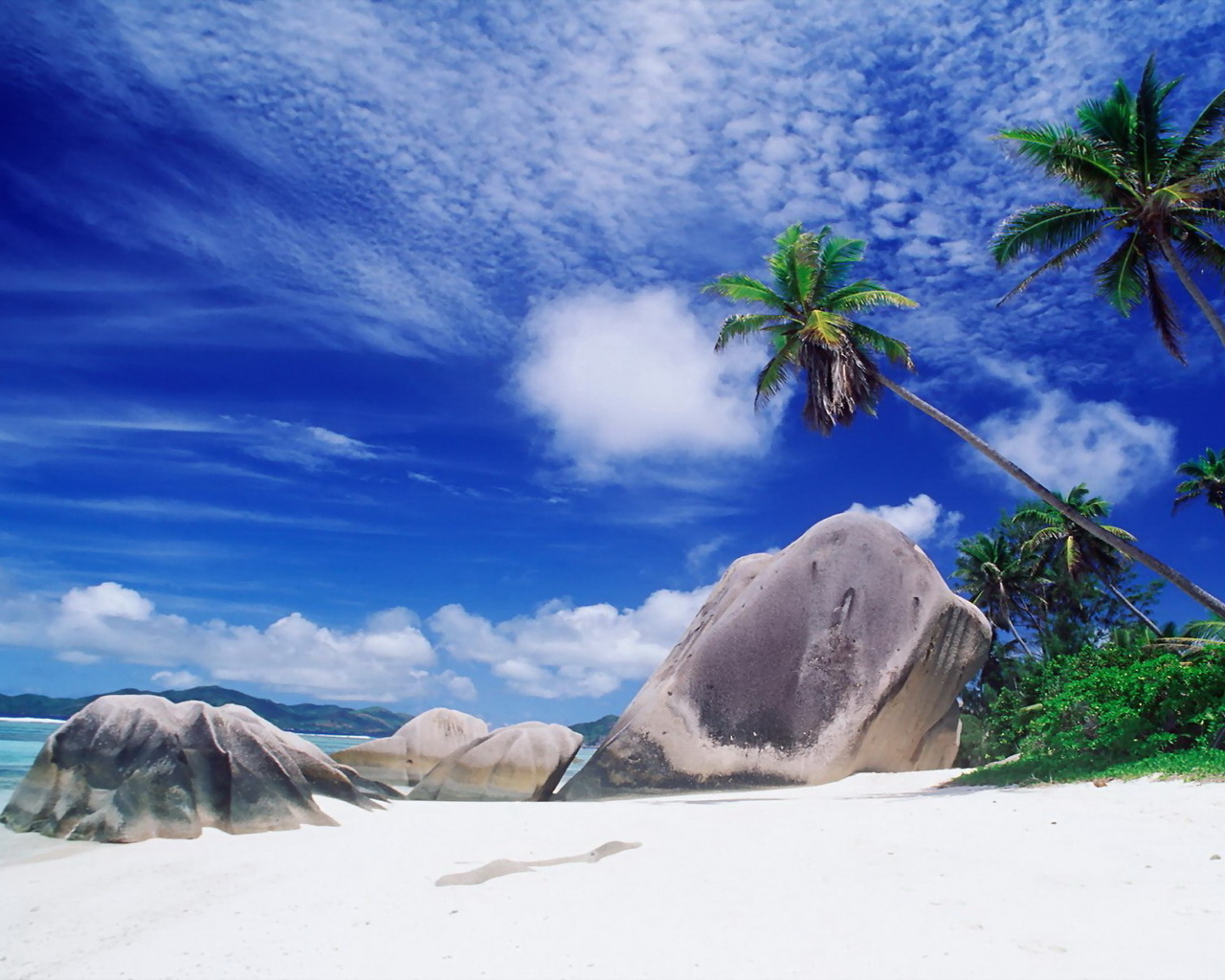 Камни на белом песке